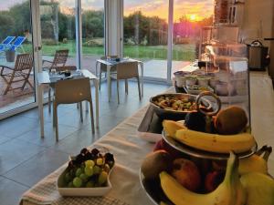 un montón de fruta en una mesa en una cocina en 309 Le Saline - Stintino, en Stintino