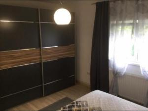 Schlafzimmer mit einem Bett und einem Fenster in der Unterkunft Apartments with a parking space Stubicke Toplice, Zagorje - 22028 in Stubicke Toplice