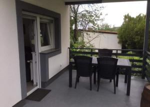 eine Terrasse mit einem Tisch und Stühlen auf dem Balkon in der Unterkunft Apartments with a parking space Stubicke Toplice, Zagorje - 22028 in Stubicke Toplice