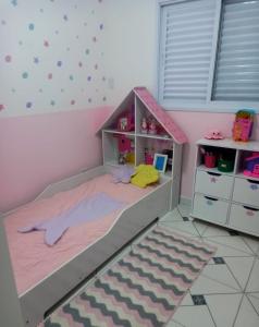 a childs bedroom with a bunk bed and a rug at Locação Casa Residencial Guarujá - Alta Temporada in Guarujá