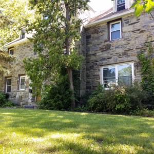 una casa de piedra con césped delante en Fairmount House, en Filadelfia