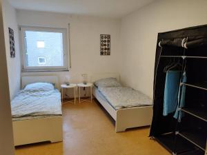 a bedroom with two beds and a window at L8 Street Monteurwohnung - Calw in Calw