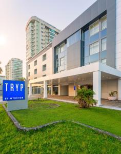 um edifício com um sinal de TVP em frente em TRYP by Wyndham Rio de Janeiro Barra Parque Olímpico no Rio de Janeiro