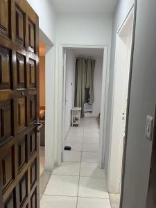 um corredor com uma porta que dá para um quarto em Praia em Lauro de Freitas