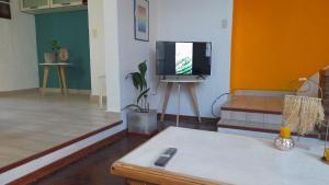 uma sala de estar com televisão numa bancada em Casa Santa Barbara em Godoy Cruz