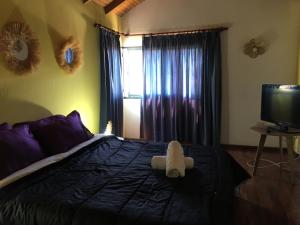 um quarto com uma cama com um bicho de peluche em Casa Santa Barbara em Godoy Cruz