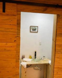 uma casa de banho com um lavatório num quarto em Cabaña enterrada em Acaxochitlán