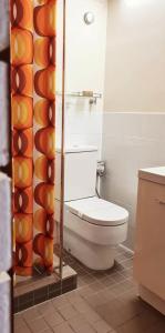 een badkamer met een toilet en een douche bij Indian Ocean Hotel in Perth
