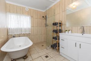 Koupelna v ubytování Stylish Lake Albert Cottage, Wagga Wagga + 20 fotografií