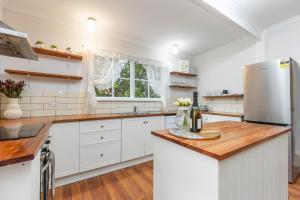 Stylish Lake Albert Cottage, Wagga Wagga的厨房或小厨房