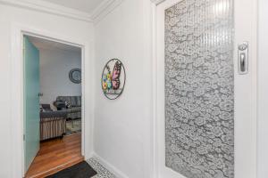 Stylish Lake Albert Cottage, Wagga Wagga的电视和/或娱乐中心