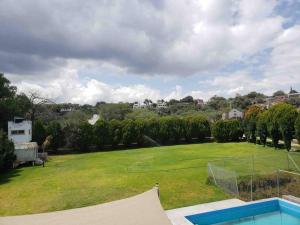 a view of a yard with a golf ball at Las Linas in Tequisquiapan