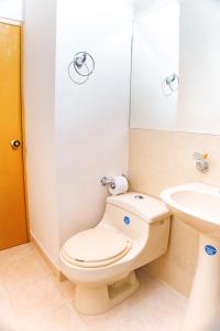 łazienka z toaletą i umywalką w obiekcie Hotel Luxor Cúcuta w mieście Cúcuta