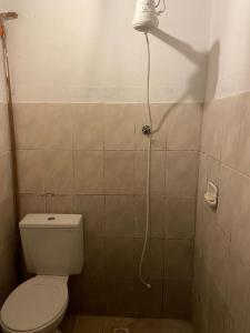 een kleine badkamer met een toilet en een douche bij suite com vista mar in Salvador