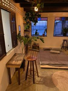 een kamer met een bed, een stoel en een tafel bij suite com vista mar in Salvador
