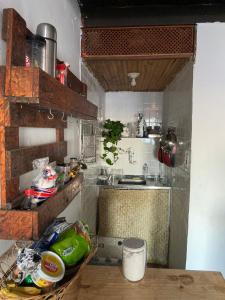 een keuken met een aanrecht, een wastafel en een tafel bij suite com vista mar in Salvador
