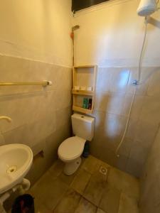 een kleine badkamer met een toilet en een wastafel bij suite com vista mar in Salvador