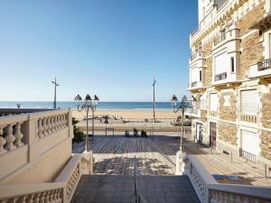 desde el balcón de un edificio con vistas a la playa en Appartement Les Sables-d'Olonne, 3 pièces, 6 personnes - FR-1-92-919, en Les Sables-dʼOlonne
