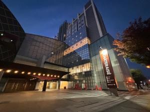 un gran edificio con un cartel delante en Chateraise Hotel Nagano en Nagano