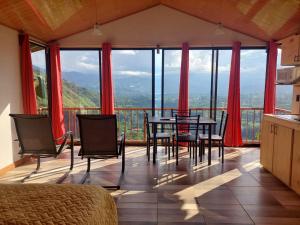 a dining room with a table and chairs at Cabaña Niraj in Cartago