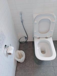 ein Badezimmer mit einem WC und einem Mülleimer in der Unterkunft Bedspread Hostel in Bangkok