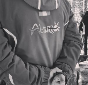 een persoon die een sweatshirt draagt met het woord Alaska erop bij Casa vacanza da Anna 2 in Pratola Peligna