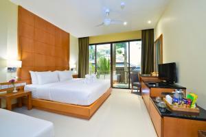 une chambre d'hôtel avec un lit et une télévision dans l'établissement Kacha Resort & Spa, Koh Chang - SHA Extra Plus, à Ko Chang