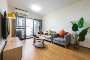 a living room with a couch and a table at WESU Weisu Service Apartment - Shenzhen University Nanshan Science and Technolog Park in Shenzhen