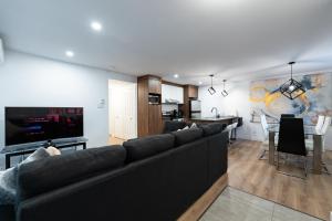 ein Wohnzimmer mit einer großen Couch und eine Küche in der Unterkunft Appartement cosy à Beauport in Québec