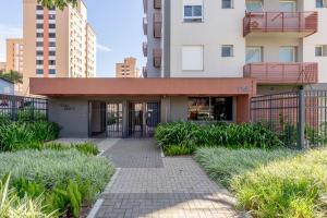 ein Gebäude mit einem Gehweg davor in der Unterkunft Likehome Connect in Porto Alegre