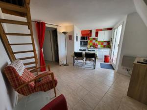 Et opholdsområde på Appartement Les Sables-d'Olonne, 3 pièces, 5 personnes - FR-1-92-571