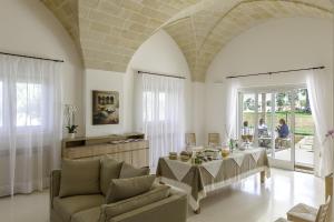 sala de estar con mesa y sofá en Tenuta Monticelli en Alezio