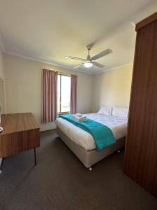 Moana Beach Tourist Park في Moana: غرفة نوم بسرير كبير ونافذة