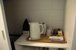 une cafetière assise sur une étagère dans l'établissement Bendigo Motor Inn, à Bendigo