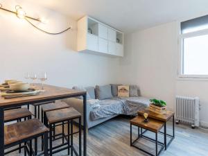 uma sala de estar com uma mesa e um sofá em Studio Saint-Lary-Soulan, 1 pièce, 4 personnes - FR-1-296-481 em Saint-Lary-Soulan