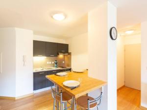 a kitchen with a table and chairs in a room at Appartement Peyragudes, 2 pièces, 6 personnes - FR-1-695-42 in Germ