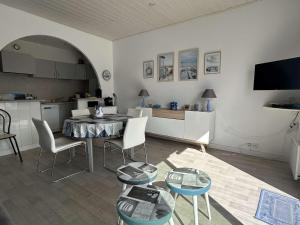 Μια τηλεόραση ή/και κέντρο ψυχαγωγίας στο Appartement cosy avec terrasse près du port - FR-1-224B-210