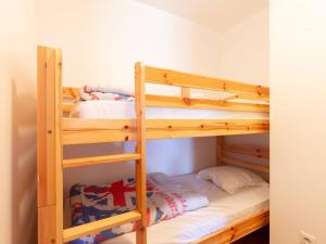 a bunk bed room with two bunk beds at Appartement confortable 6 personnes à Peyragudes - FR-1-695-42 in Germ