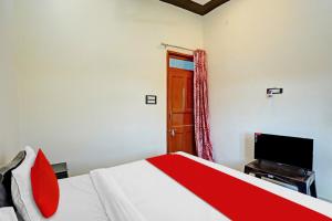 a bedroom with a bed and a flat screen tv at OYO Flagship Hotel Midtown 2 in Noida