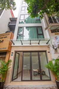 ハノイにあるSumitomo 14 Apartment - 50 Phan Ke Binh streetの正面にバイクが停まった建物