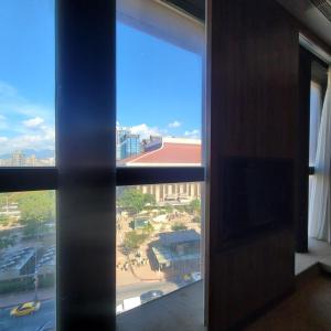 台北市にあるWater meworldの窓から市街の景色を望む