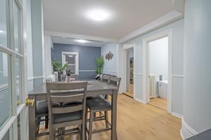 uma sala de jantar com mesa e cadeiras em Stylish Downtown Apartment em Halifax