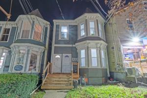 uma casa com uma porta da frente e um alpendre em Stylish Downtown Apartment em Halifax