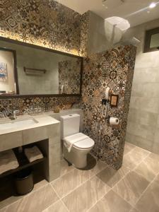 een badkamer met een toilet en een wastafel bij ke-lan-tan House in George Town