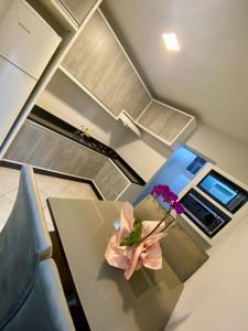 ein Raum mit einem Tisch mit Blumen darauf in der Unterkunft Casa em Balneário Camboriú in Balneário Camboriú