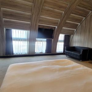 - une grande chambre avec un grand lit et un canapé dans l'établissement Water meworld, à Taipei