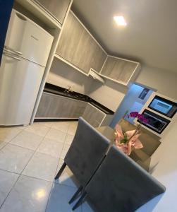 mit Blick auf die Küche mit Kühlschrank in der Unterkunft Casa em Balneário Camboriú in Balneário Camboriú