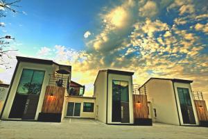 济州市The Ocean Pension的几座建筑的背景是一片云天