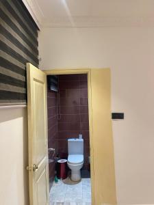 łazienka z toaletą w pokoju w obiekcie Rich homes w mieście Baatsona