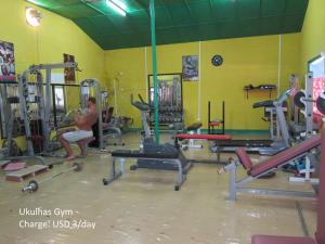 un hombre en un gimnasio con varias máquinas en SeaLaVie Inn en Ukulhas